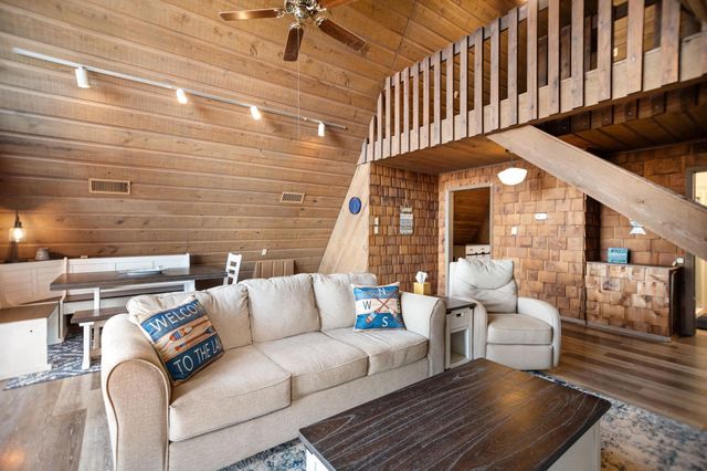 169 N County Road 4945, Etoile, TX 75944