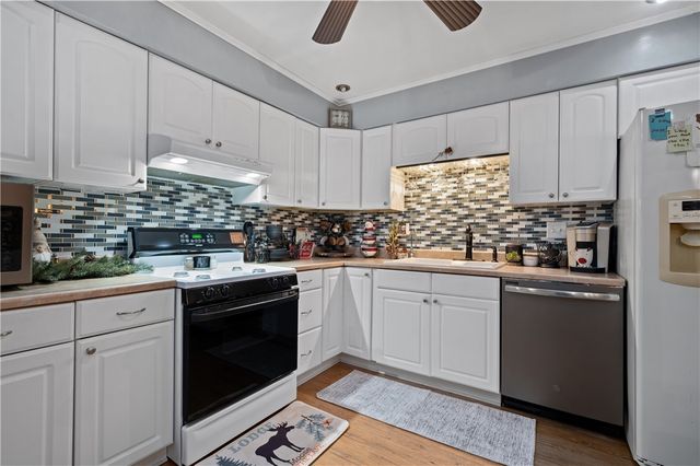 712 Lafayette Dr, Clairton, PA 15025