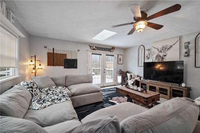 712 Lafayette Dr, Clairton, PA 15025