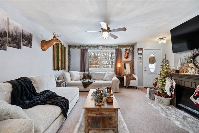 712 Lafayette Dr, Clairton, PA 15025