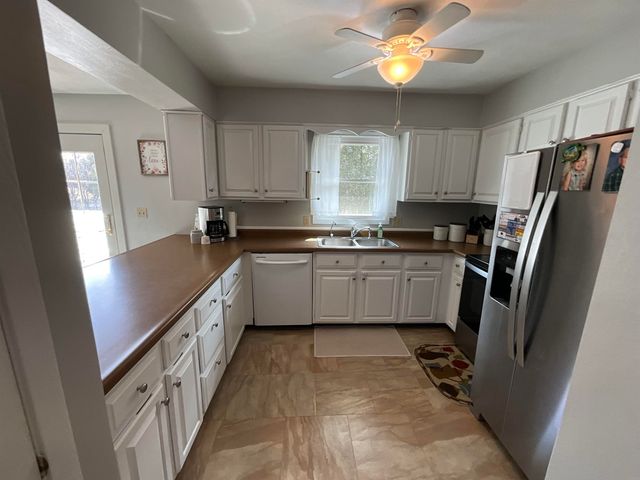 422 S 5 th Avenue, New Hampton, IA 50659