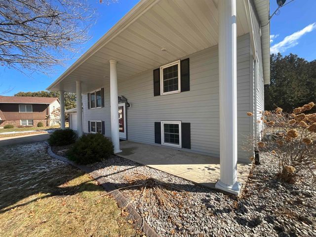 422 S 5 th Avenue, New Hampton, IA 50659