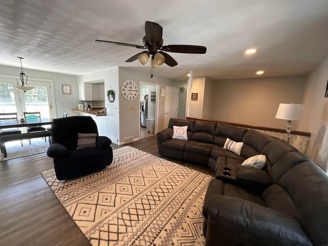 422 S 5 th Avenue, New Hampton, IA 50659