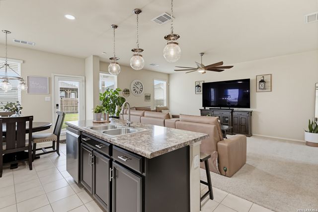 1524 BIRMINGHAM DR, Seguin, TX 78155