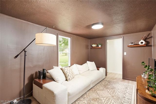 3305 Klages Boulevard, Tallmadge, OH 44278