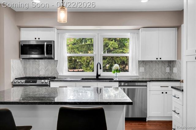 1591 E Maple Road, Birmingham, MI 48009