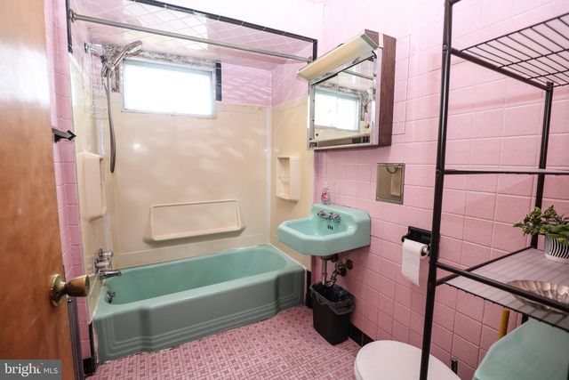 320 W NEW YORK ST, Shenandoah, PA 17976