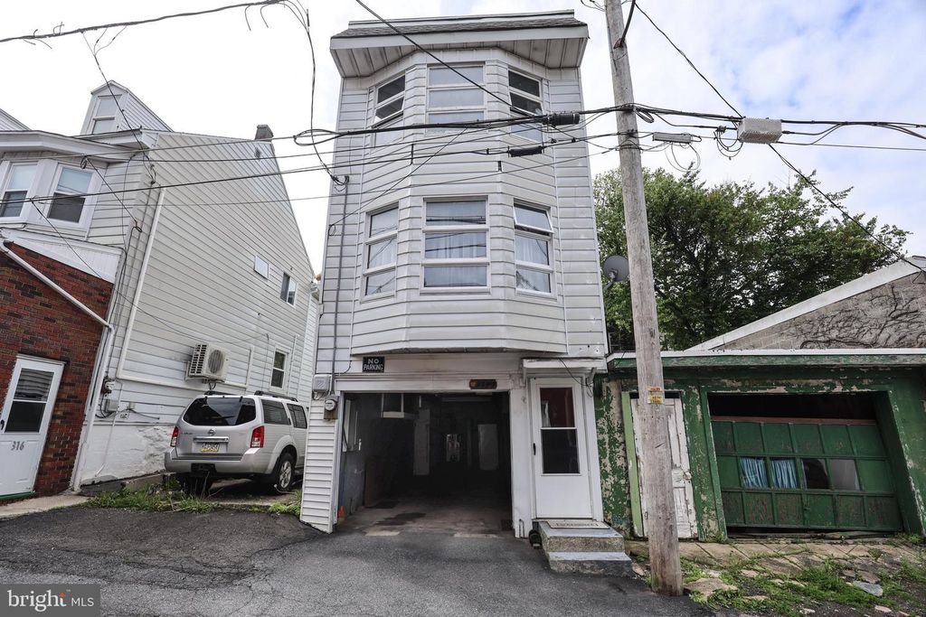 320 W NEW YORK ST, Shenandoah, PA 17976