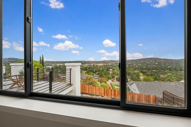 3271 Woodleigh Ln, Cameron Park, CA 95682