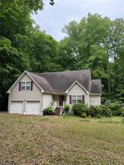 5216 Haynes Mill LN, Gloucester, VA 23061