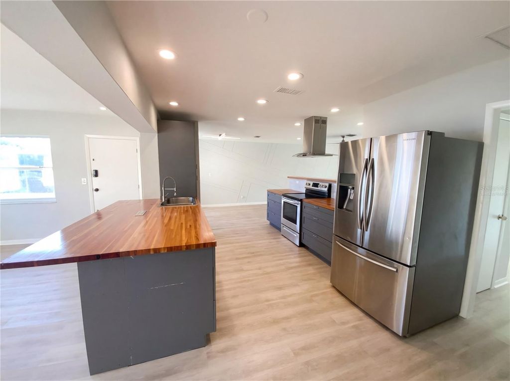 Image 2 of property listing at 408 OCEAN COURT, Clearwater, FL 33756