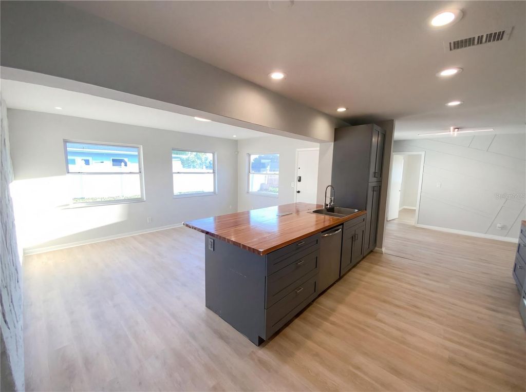 Image 17 of property listing at 408 OCEAN COURT, Clearwater, FL 33756