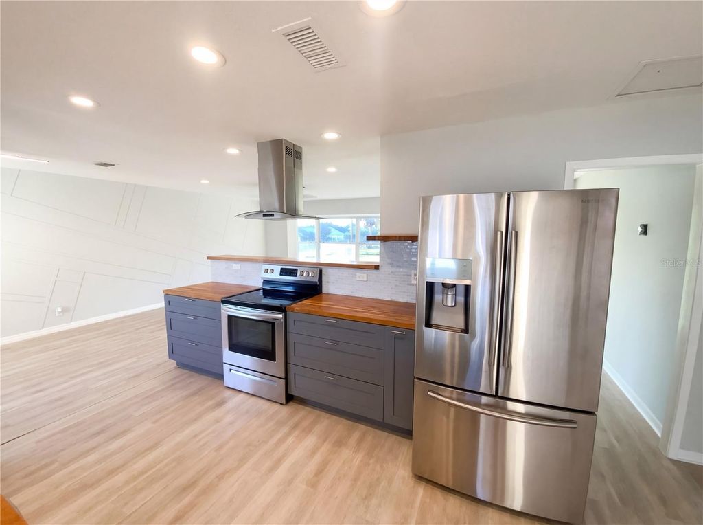 Image 18 of property listing at 408 OCEAN COURT, Clearwater, FL 33756