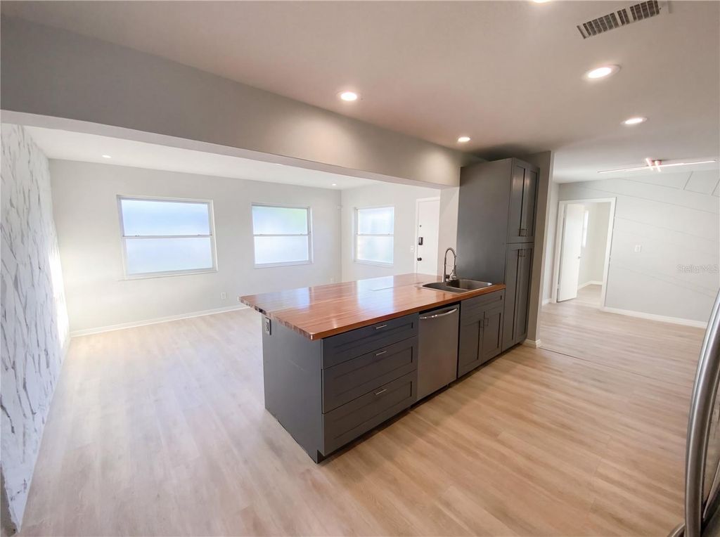 Image 19 of property listing at 408 OCEAN COURT, Clearwater, FL 33756