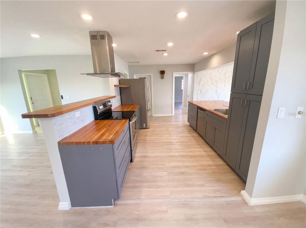 Image 25 of property listing at 408 OCEAN COURT, Clearwater, FL 33756