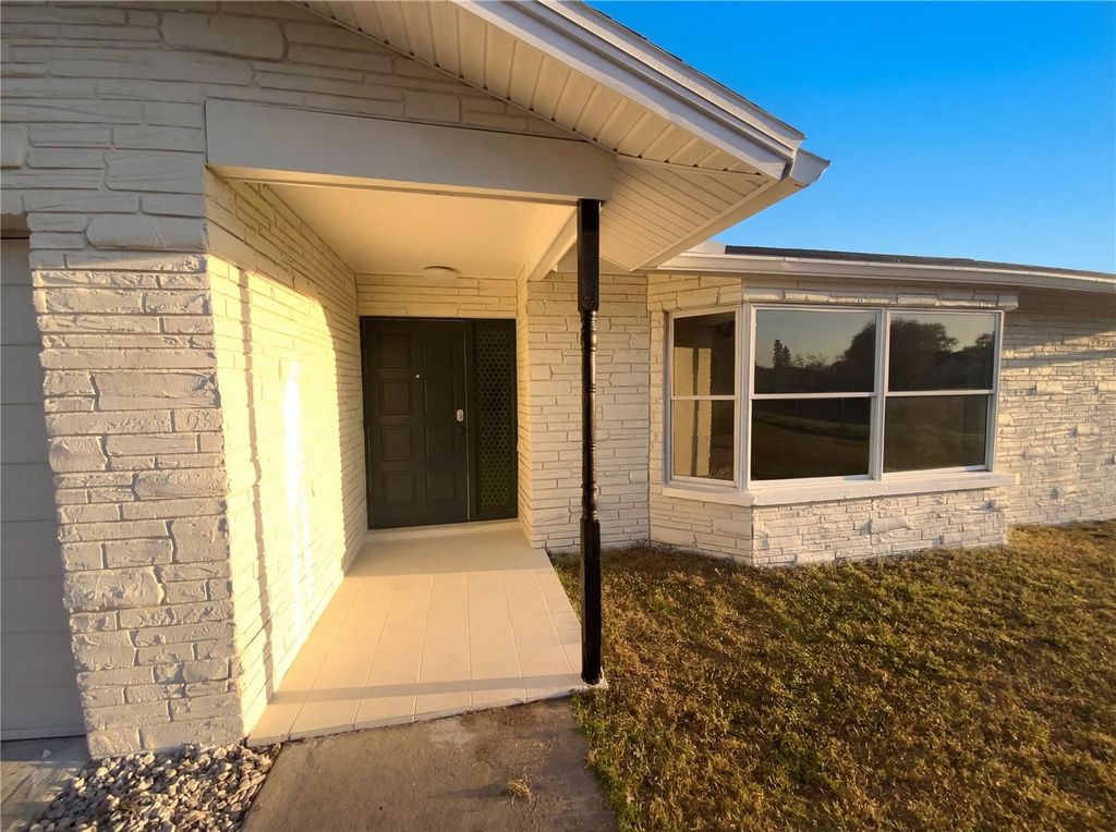 Image 8 of property listing at 408 OCEAN COURT, Clearwater, FL 33756