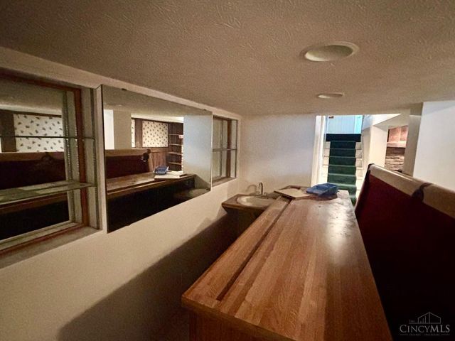 10 Drummond Street, Greenhills, OH 45218