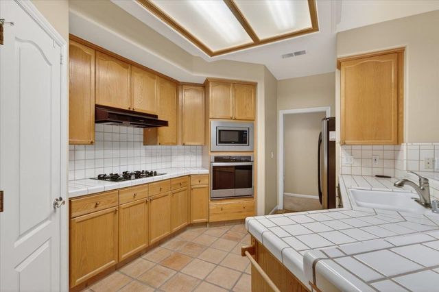 2211 Dawson Cove Lane, Clovis, CA 93611