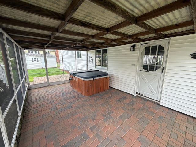 6 Canterbury Rd, Woburn, MA 01801