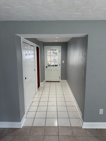 6 Canterbury Rd, Woburn, MA 01801
