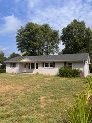 27 Donelson Dr, Clarksville, TN 37042