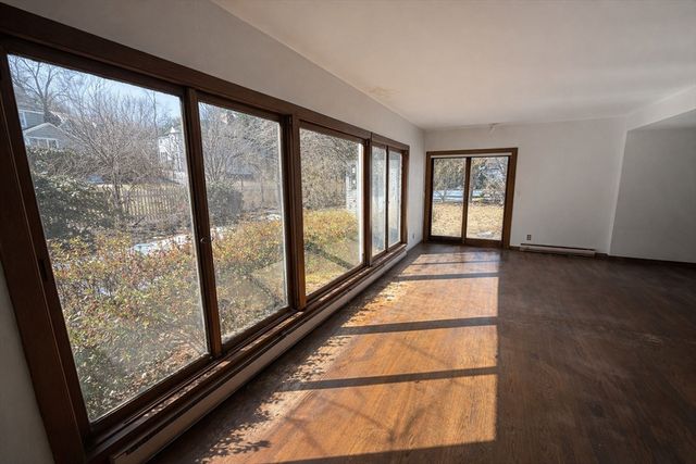 160 Reservoir Rd, Brookline, MA 02467