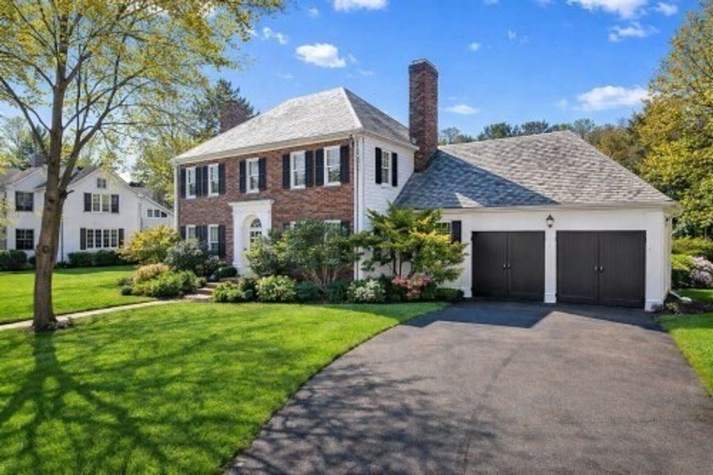 160 Reservoir Rd, Brookline, MA 02467