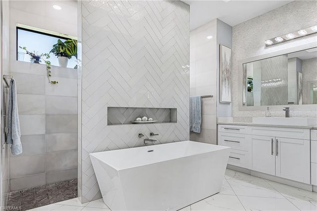 8800 Woodgate Manor CT, Fort Myers, FL 33908
