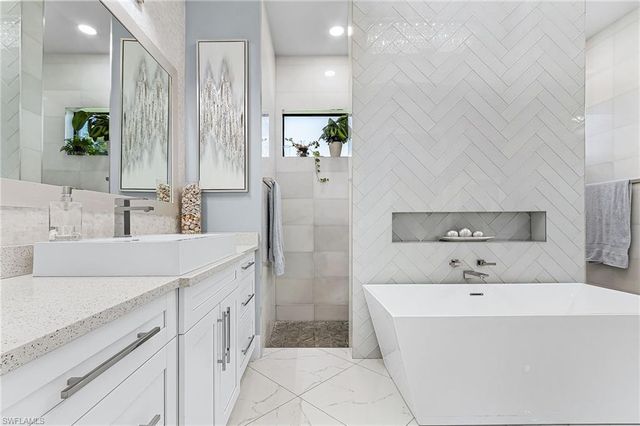 8800 Woodgate Manor CT, Fort Myers, FL 33908