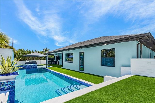 8800 Woodgate Manor CT, Fort Myers, FL 33908