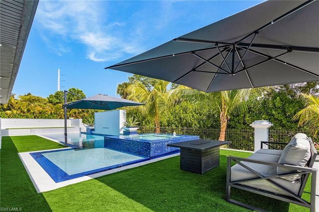 8800 Woodgate Manor CT, Fort Myers, FL 33908