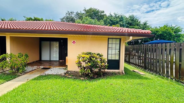 5935 Forest Hill Boulevard 8, West Palm Beach, FL 33415