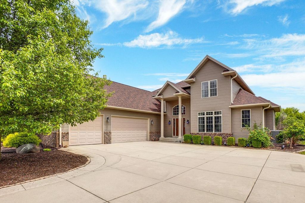 750 Pinehurst DRIVE, Mukwonago, WI 53149