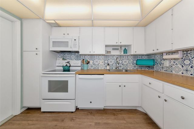 7461 W COUNTRY CLUB DRIVE N 203, Sarasota, FL 34243