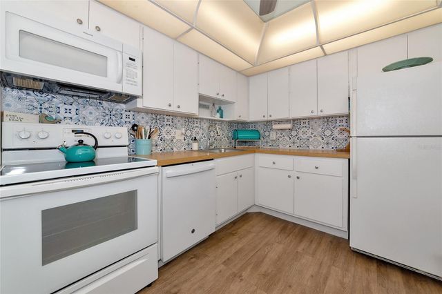 7461 W COUNTRY CLUB DRIVE N 203, Sarasota, FL 34243