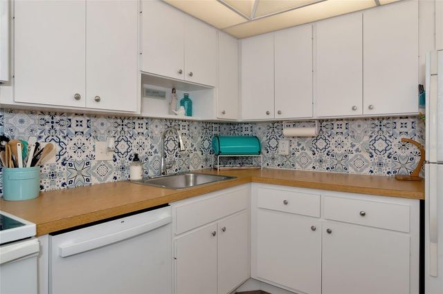 7461 W COUNTRY CLUB DRIVE N 203, Sarasota, FL 34243