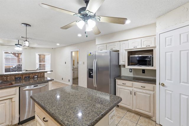 128 Oakwood Court, Lakeside, TX 76135
