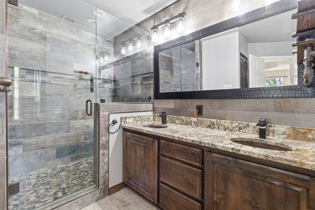 128 Oakwood Court, Lakeside, TX 76135