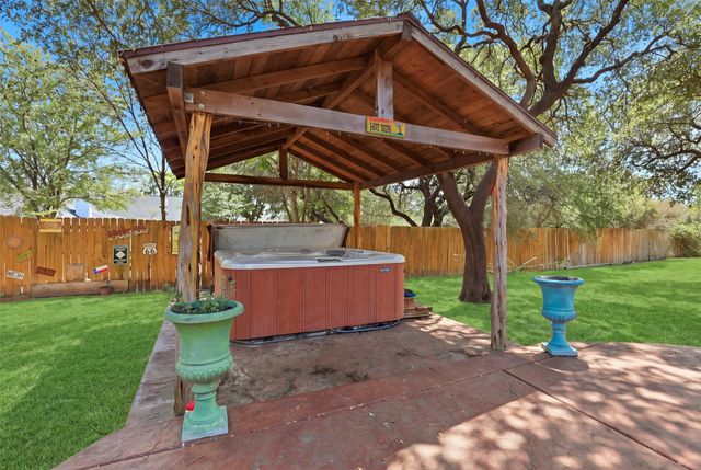 128 Oakwood Court, Lakeside, TX 76135