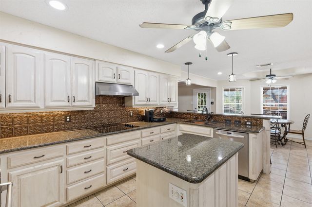 128 Oakwood Court, Lakeside, TX 76135
