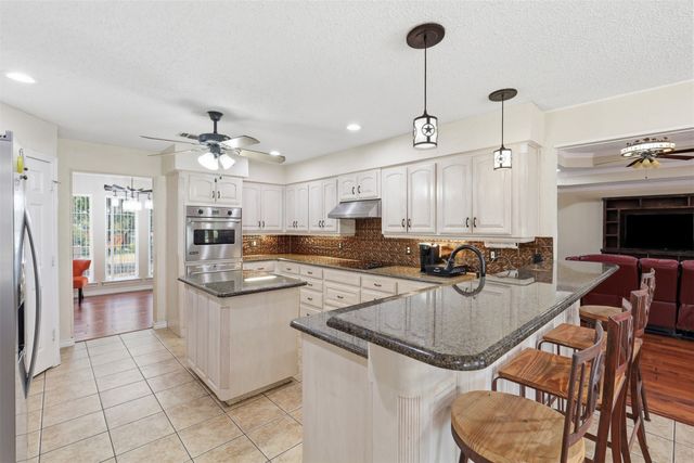 128 Oakwood Court, Lakeside, TX 76135
