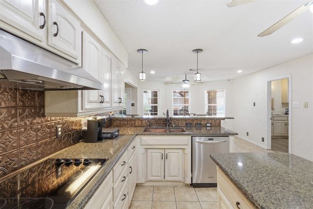 128 Oakwood Court, Lakeside, TX 76135
