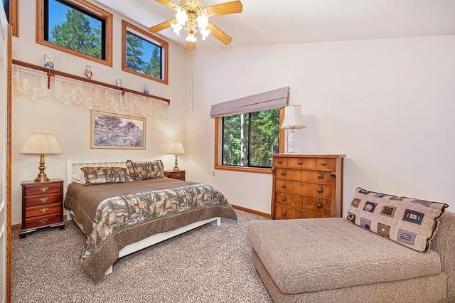 7085 Lakewood Dr, Pollock Pines, CA 95726