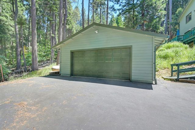 7085 Lakewood Dr, Pollock Pines, CA 95726