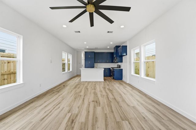 528 N 4th Street, La Porte, TX 77571