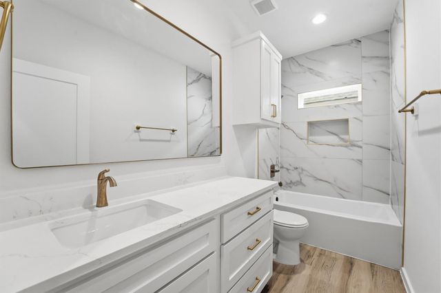 528 N 4th Street, La Porte, TX 77571