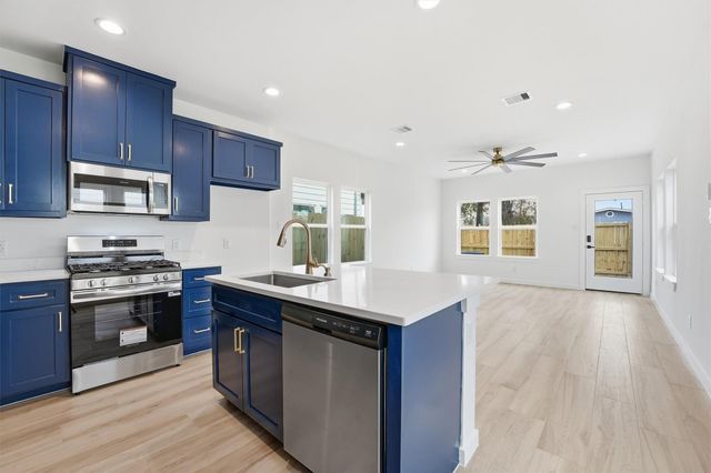 528 N 4th Street, La Porte, TX 77571