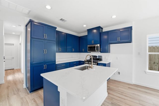 528 N 4th Street, La Porte, TX 77571