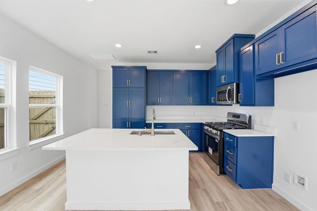 528 N 4th Street, La Porte, TX 77571