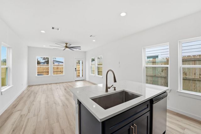 528 N 4th Street, La Porte, TX 77571